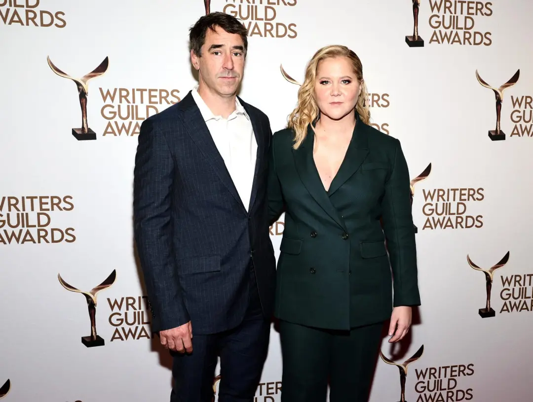 Amy Schumer e Chris Fischer casaram em Malibu em fevereiro de 2018, depois de se conhecerem em 2017. A decisão de ter u…