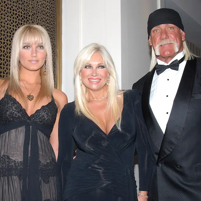 Brooke Hogan falou sobre a mãe Linda Hogan depois que seu pai Hulk Hogan teria tido um caso com Christiane Plante. A al…