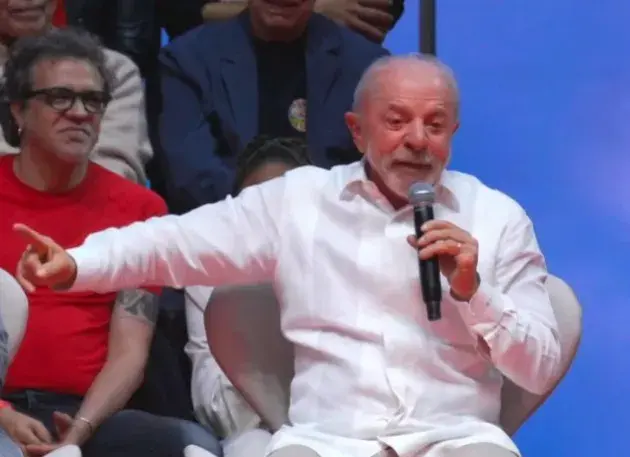 Adson Batista, presidente do Atlético GO, disse que nao gosta de petista e criticou o PT. A discussão sobre o fim das b…