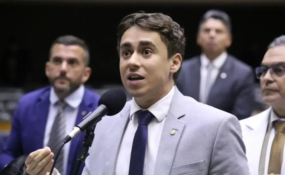 Governador Valadares, em Minas Gerais, viu Nikolas jogar picanha para apoiadores durante um ato com Flávio Bolsonaro. E…
