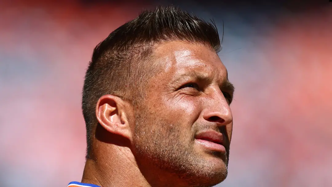 Tim Tebow pausou parceria com Life Surge depois que seminários de riqueza deixaram participantes endividados em suposta…