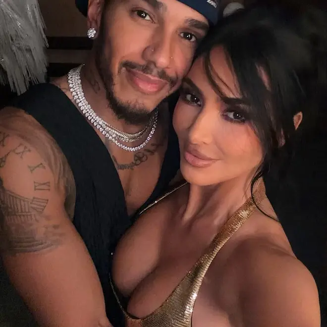 Paris viu Kim Kardashian e Lewis Hamilton trocarem um beijo apaixonado. A demonstração pública de afeto, mesmo que mome…