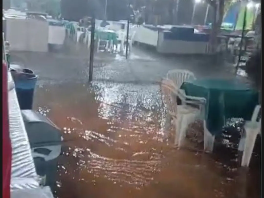 Tempestade derrubou barracas da Feira da Economia Solidária no Centro de Rio Branco. É chato ver o prejuízo de quem ven…
