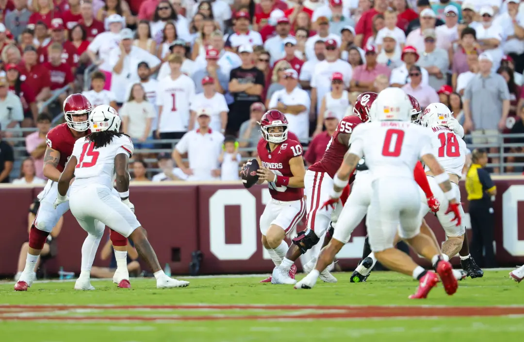 Oklahoma enfrenta Georgia, o segundo colocado, no sábado. A ofensiva precisa manter os drives, pois a defesa aguenta mu…