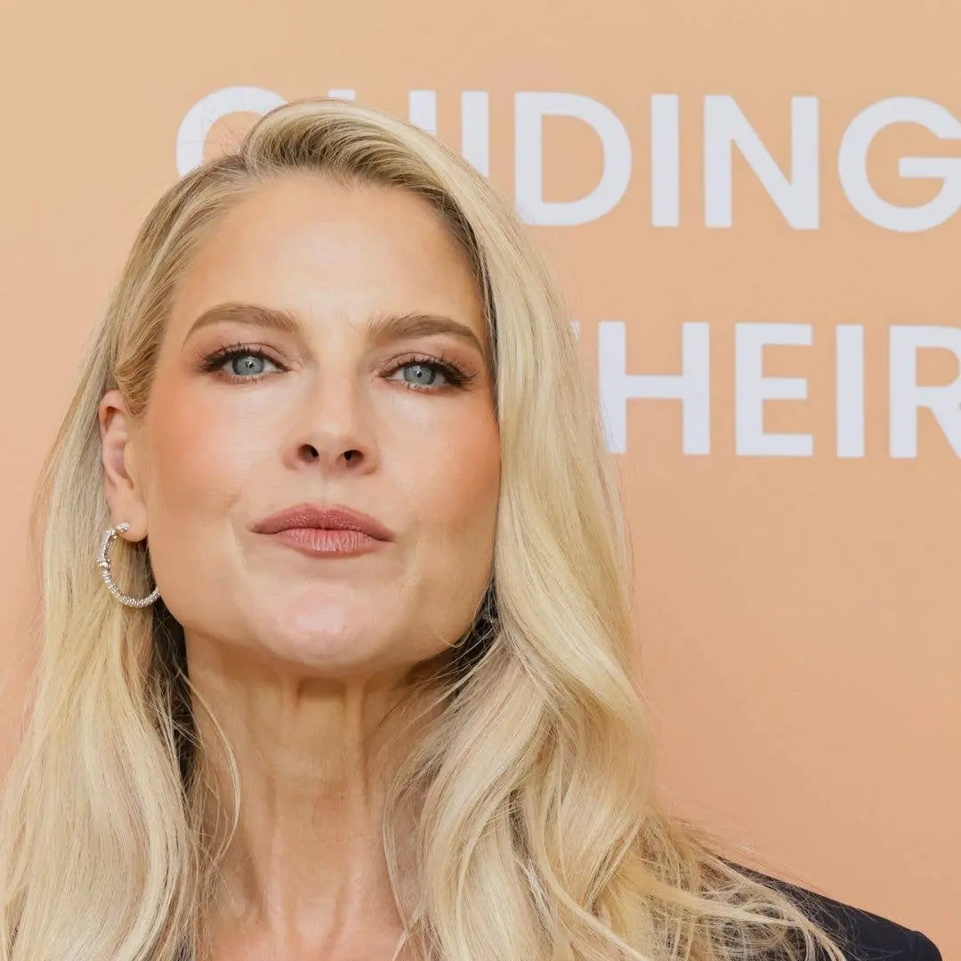 Vivienne, filha de Ali Larter, apareceu com a mãe nos Inspiration Awards em Los Angeles. É bonito ver essa conexão entr…