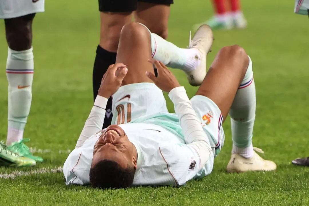 Mbappe lesionado no joelho esquerdo logo após marcar o gol da vitória da França por 1 a 0 na Turquia. O Zidane disse qu…