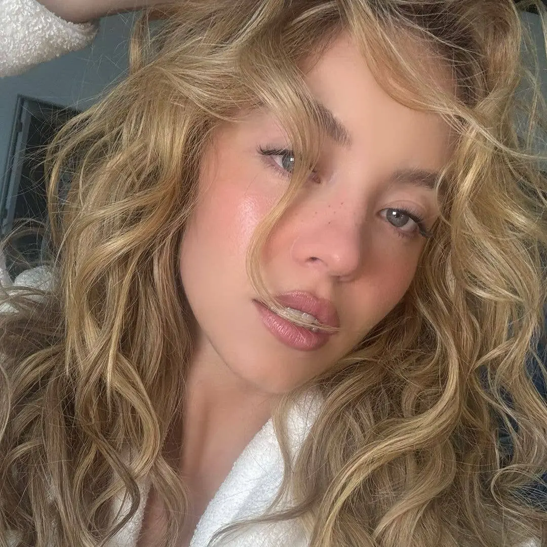 Sydney Sweeney postou foto submersa em biquíni fio dental. A foto deixou muita gente sem fala. Curto o que é natural, m…