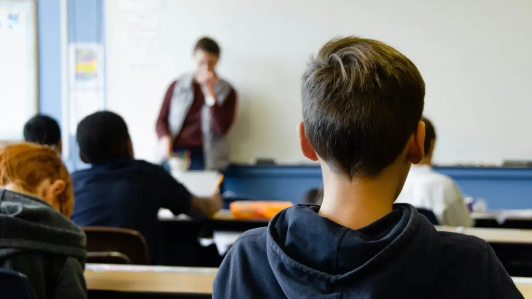 O contingente de professores com 60 anos ou mais no ensino médio subiu 104,5% entre 2015 e 2025, enquanto os jovens caí…