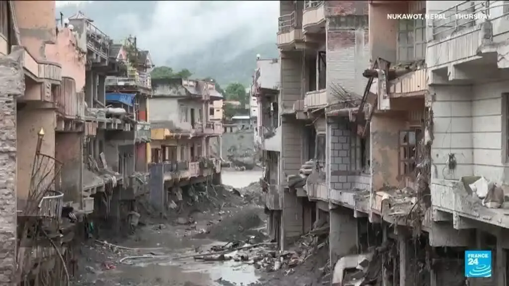 Nepal, após um mês das enchentes, ainda tem milhares de pessoas desaparecidas e famílias passando por uma recuperação l…