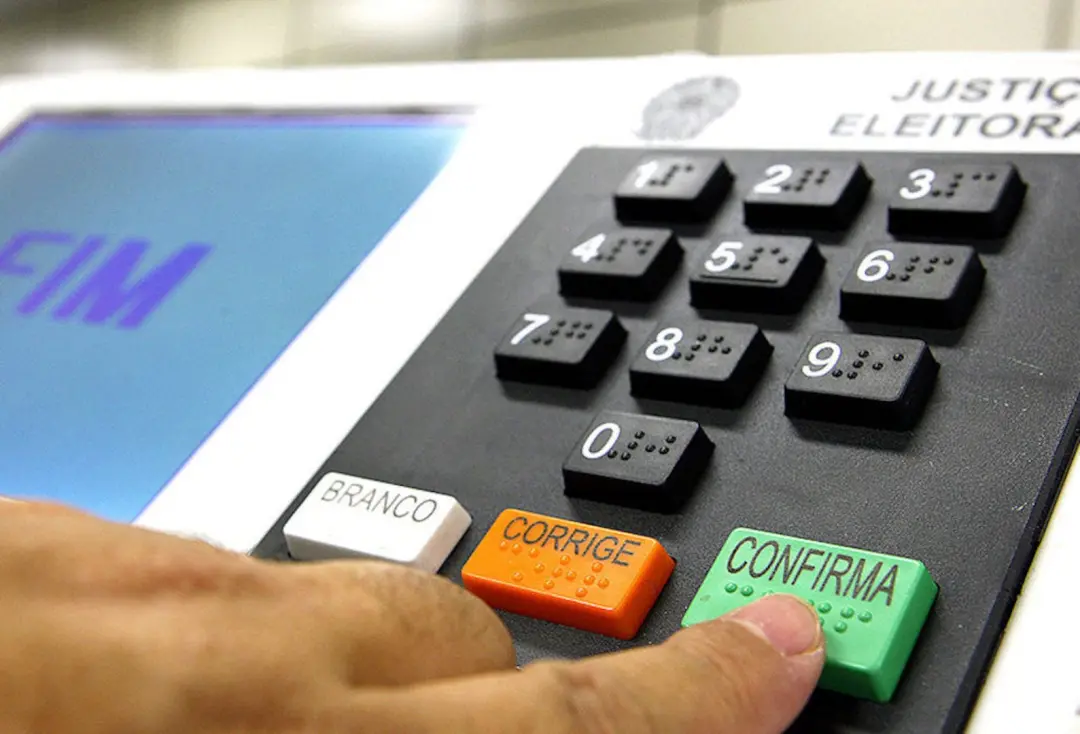 Sistema eletrônico de votação opera no Brasil desde 1996 e conta com mais de 40 processos de auditoria. Isso mostra que…