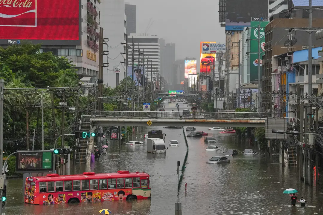 Bangkok teve alagamentos fortes, atingindo mais de 84 mil pessoas em 21 províncias com chuva acima de 30 centímetros. É…
