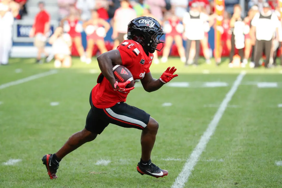 K-State visita Cincinnati no jogo de abertura da conferência, ambos 3 a 0. A equipe de Kansas State entra na Big 12 inv…