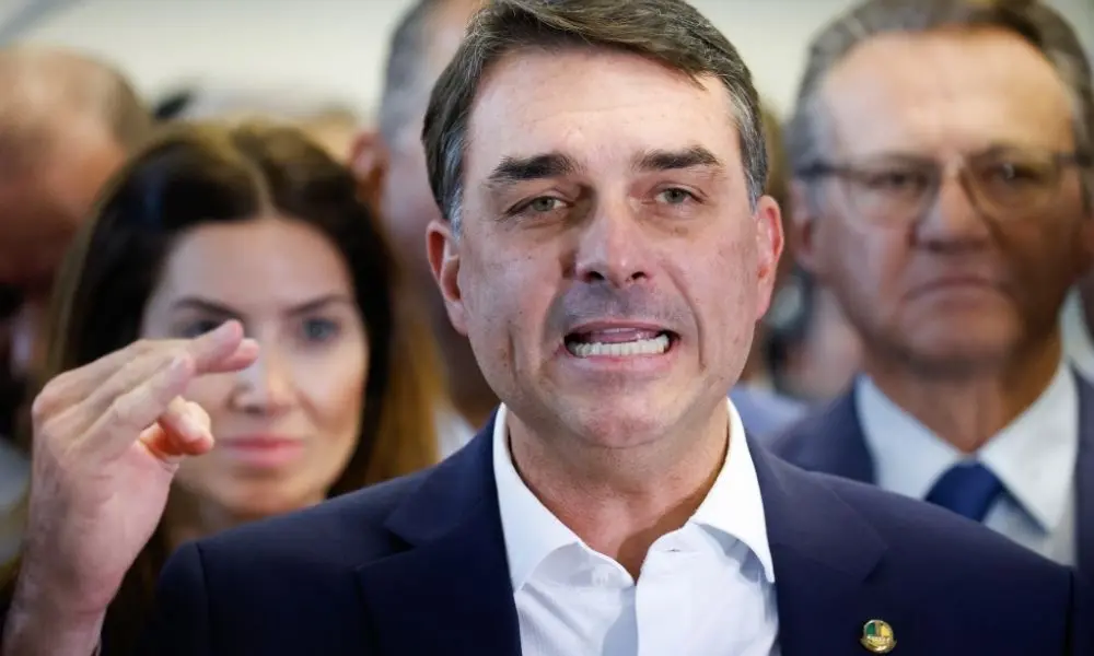 Flávio Bolsonaro terá três dias de agenda em São Paulo na semana antes do primeiro turno. A estratégia visa maior impac…