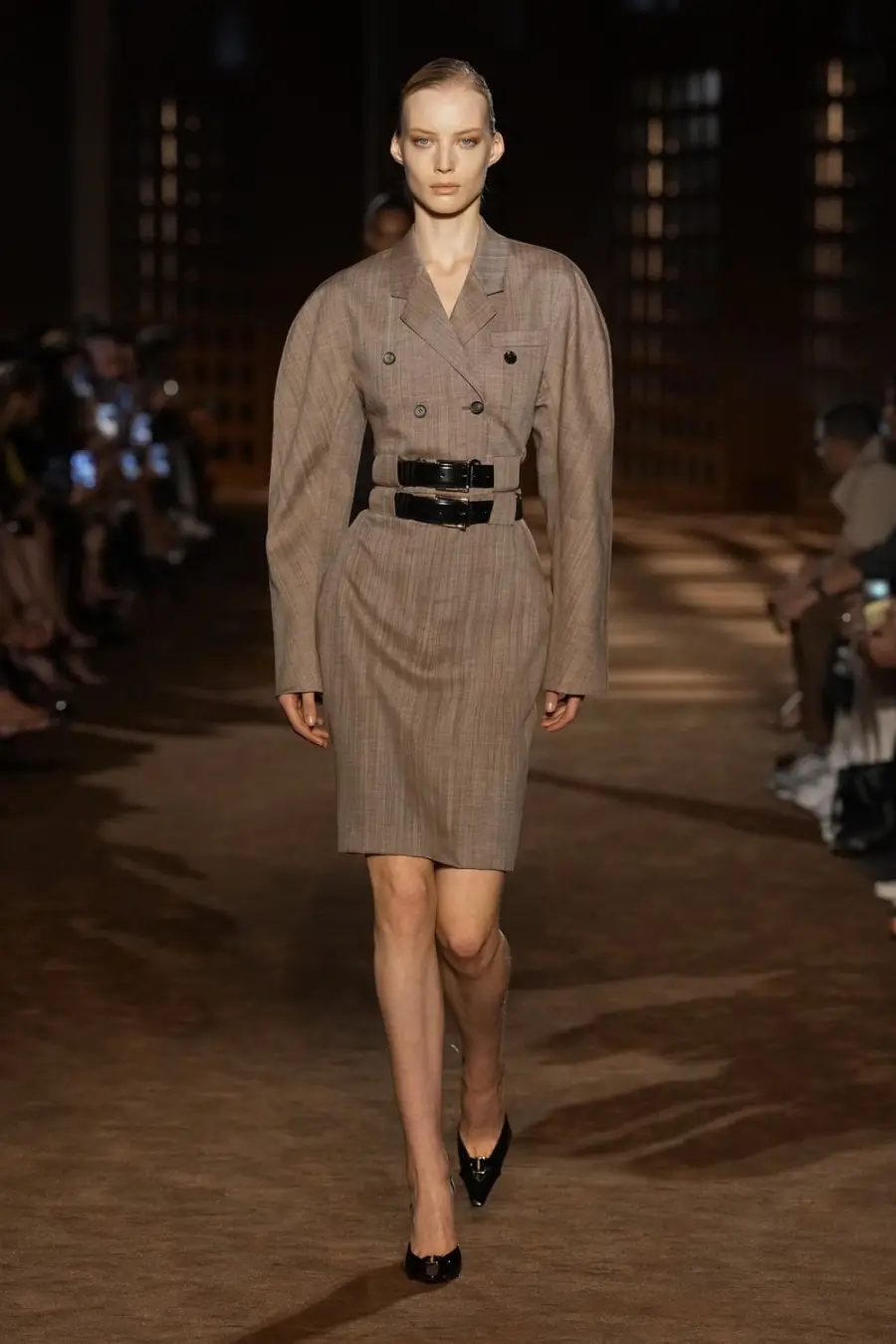 Ferragamo apresenta sensualidad a flor de piel na edição A4. Achei o conceito interessante, pois moda reflete muito o c…