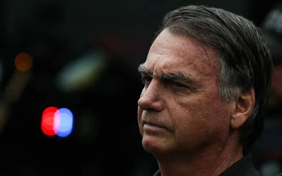 Defesa de Bolsonaro entrou com ação de revisão criminal no STF para tentar mudar a condenação de 27 anos e três meses n…