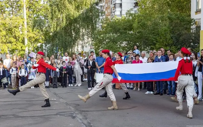 Novosibirsk, na Rússia, recebeu livros didáticos que incitam estudantes a morrer pela pátria. Colocar homossexualidade …