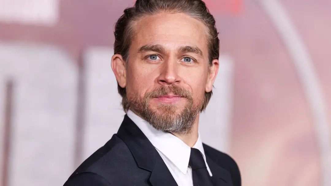 Charlie Hunnam tem série de 17 episódios que merece o mesmo culto de Freaks & Geeks. Ele não é conhecido por comédias, …
