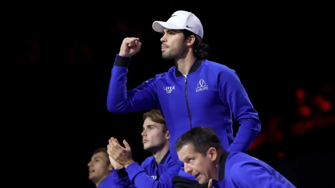 Alcaraz atuando como coach na Laver Cup, dando palavras de encorajamento ao Casper Ruud, chama atenção dos fãs. É inter…