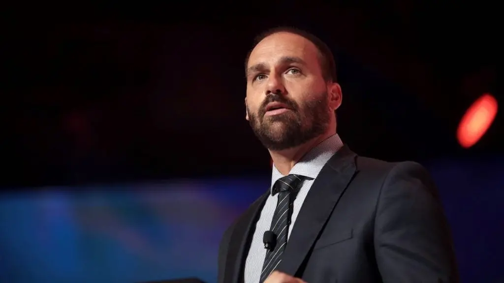 Eduardo Bolsonaro foi condenado a um ano de detenção e multa superior a R$ 80 mil no STF. A punição é por ter dito em 2…