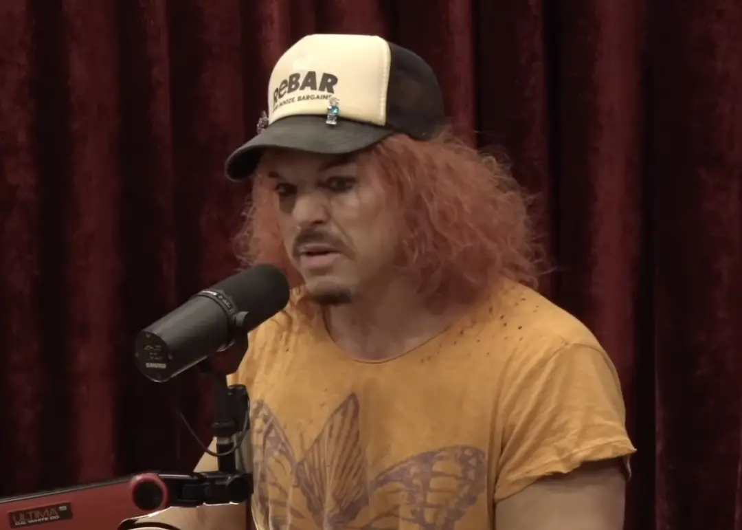 Carrot Top está de volta em casa com a família após ser liberado do hospital em Vegas. Um susto grande depois do que fo…