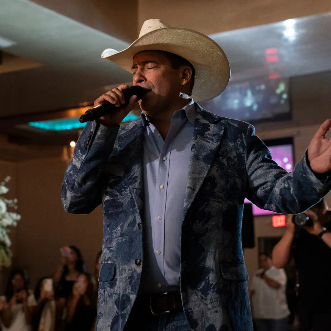 Bobby Pulido, músico Tejano e democrata, tá deixando o adversário republicano na defensiva em um distrito onde Trump ve…