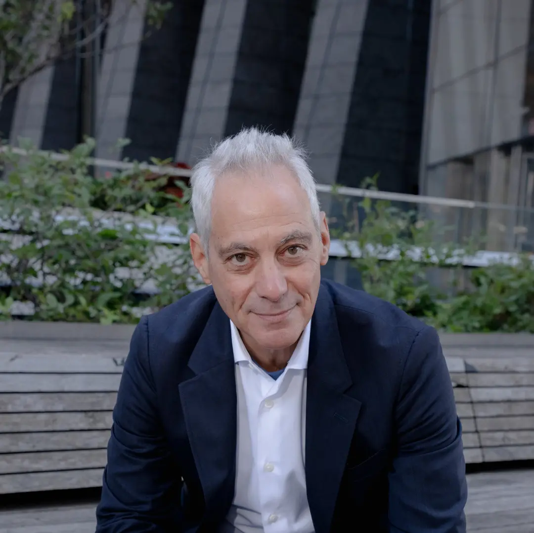 Rahm Emanuel se mostra uma força por trás da campanha do partido para retomar o Congresso em 2026. É um movimento estra…
