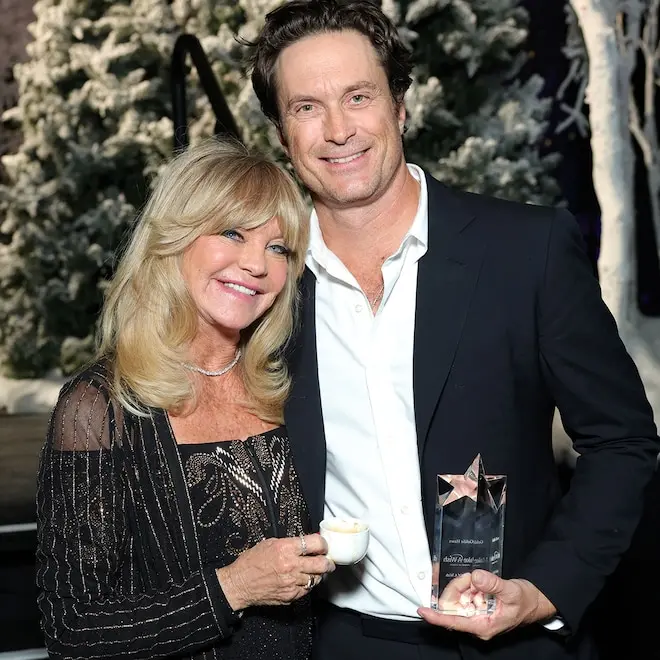 Oliver Hudson falou sobre crescer na família famosa de Goldie Hawn e Kurt Russell, compartilhando inseguranças desse am…