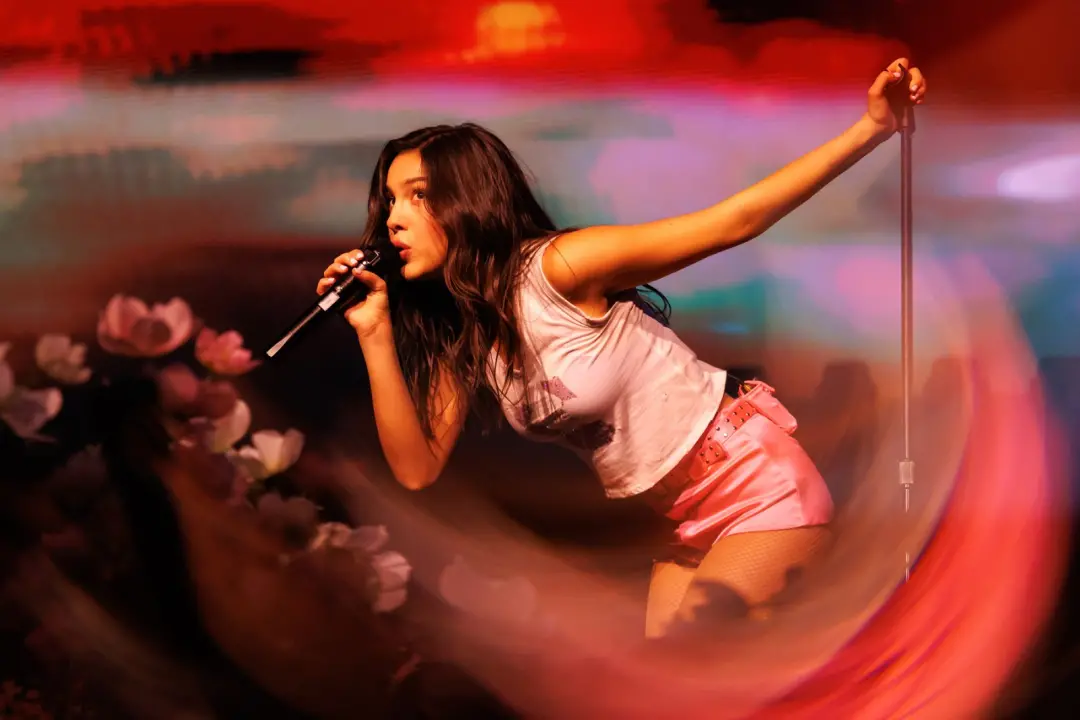 Olivia Rodrigo abriu a turnê Unraveled com sucessos bombando e chuva. A performance mostrando a força da artista em um …