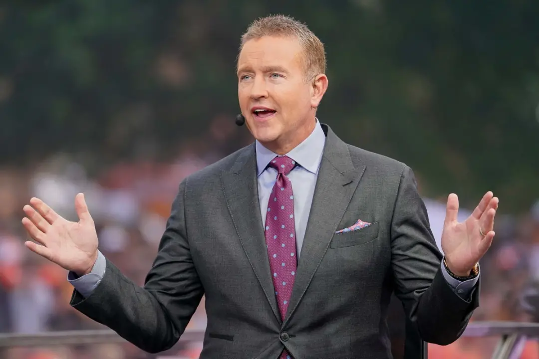 Kirk Herbstreit teve maquiagem desigual durante a cobertura do jogo de futebol americano Texas contra Tennessee em Knox…