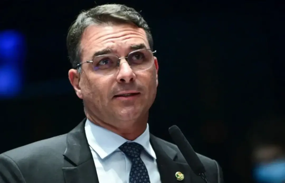 Defesa de Flávio Bolsonaro protocolou notícia-crime pedindo prisão de coordenador da Secom por publicações. Alegam que …