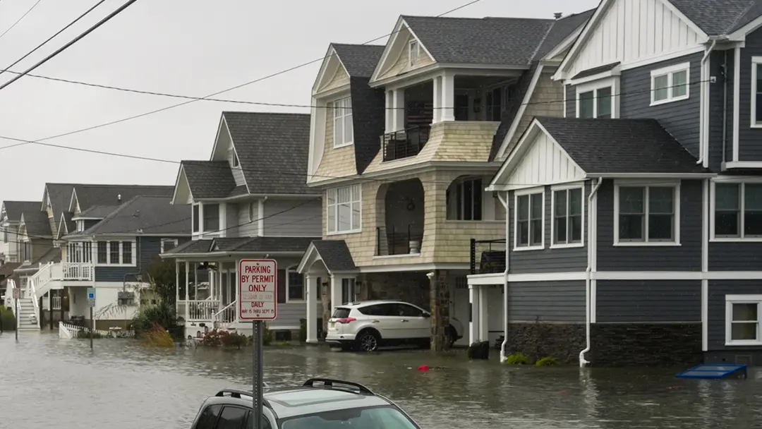 A tempestade Nor'easter atingiu a Costa Leste com ventos fortes e chuva, causando inundações costeiras em áreas como a …