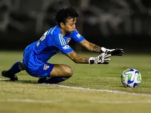 Carlinha, goleira finalista do Brasileirão Feminino, é também futura jornalista. É bom ver atletas com dedicação em out…