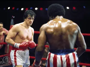 Stallone ficou bulímico e usou esteroides durante a filmagem de Rocky III. Essa busca extrema por performance mostra o …
