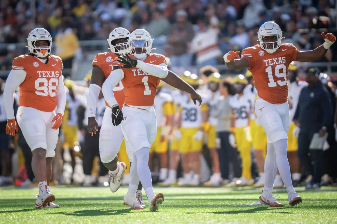 Colin Simmons recebeu penalidade de conduta antidesportiva após um sack no Tennessee, simulando ida ao banheiro na come…