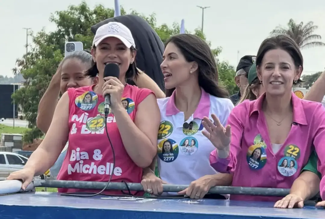 Michelle Bolsonaro esteve em Valparaíso de Goiás em carreata para apoiar Maria Yvelônia, enquanto ela se recupera de um…