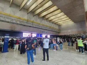 Aeroporto de Confins retomou as operações depois de suspender por causa de um buraco na pista. Isso mostra como pequeno…