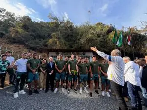 Chapecoense foi à Colômbia para receber homenagens dez anos depois da tragédia. É um ato de memória que reconhece a dor…