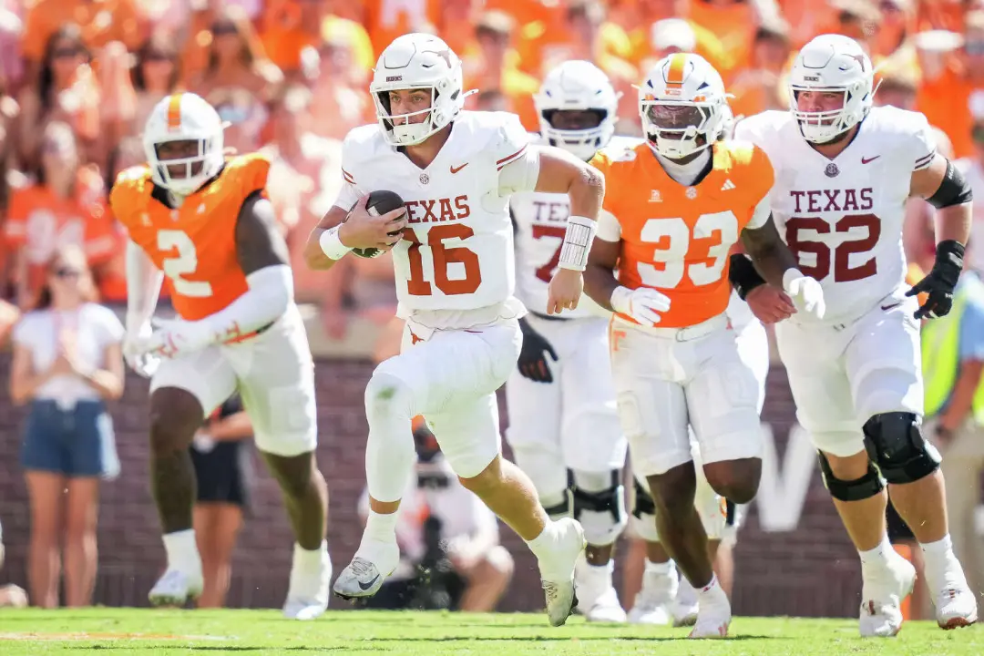 Colin Simmons bate o recorde de cinco sacks em um jogo contra Tennessee na abertura da temporada do Texas SEC. Aquele l…