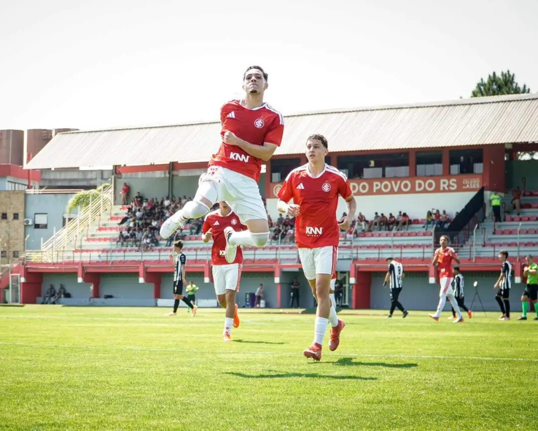 Sub-17 goleia o Operário por 4 a 1 na Copa Sul, e a Sub-15 também vence por 4 a 0, mantendo o Inter com 100% de aprovei…