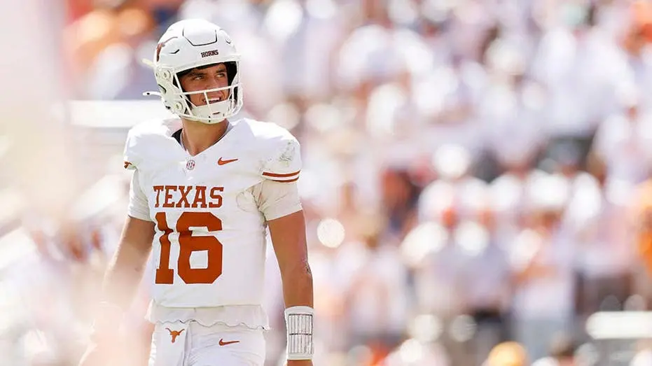 Texas venceu o Tennessee em Knoxville com uma jogada no final. A defesa Longhorns fez dez sacks, forçando oito jogadore…