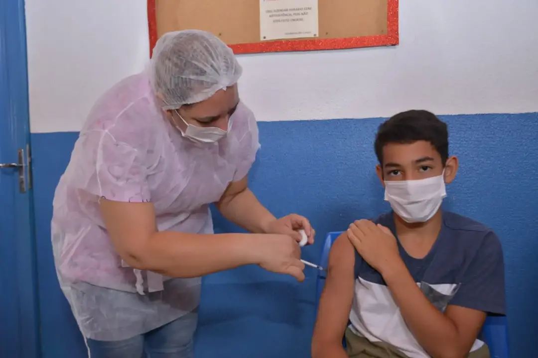 Aparecida de Goiânia intensifica a vacinação contra meningite para adolescentes de 11 a 14 anos, com 35 pontos disponív…