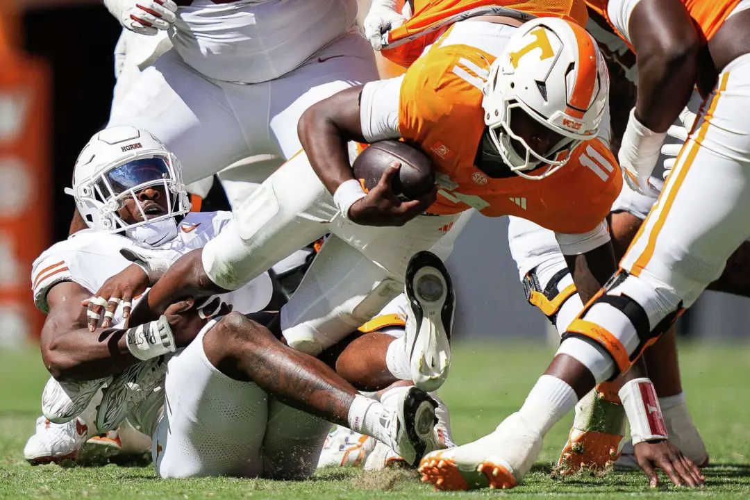 Colin Simmons teve um lance de conduta antidesportiva em um jogo em Knoxville, Tennessee, mas terminou com cinco sacks …