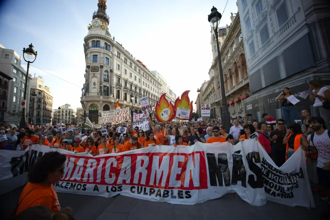 Multidão enorme saiu de Sol e acabou acampando na mesma praça depois de horas de marcha por causa da questão da moradia…