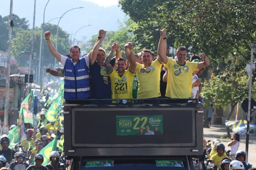 Flavio Bolsonaro participou de motocarreata em Jacarepaguá, no Rio, com Douglas Ruas e Gutemberg Fonseca. Ver tantos ca…