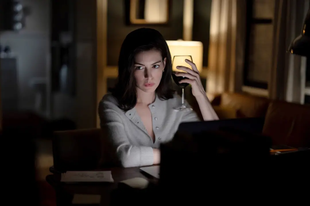 Anne Hathaway comentou que fazer o Hot Ones para o filme Verity seria um triplo desafio, pois ela queria que a experiên…