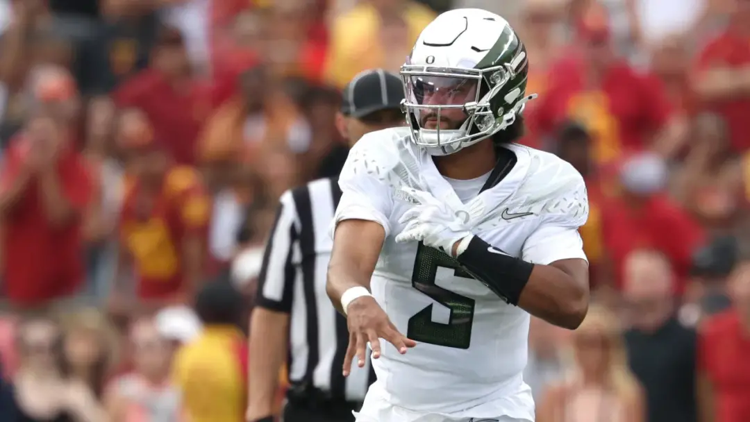 Dante Moore, QB do Oregon, precisou ser retirado do campo com uma lesão na cabeça após um contato forte de Desman Steph…