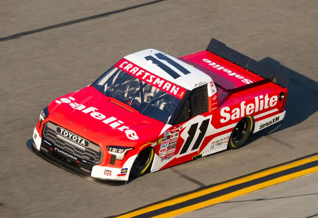 Kaden Honeycutt venceu a prova Race to Stop Suicide 200 no Kansas Speedway. Essa corrida de caminhonetes tem batalhas i…