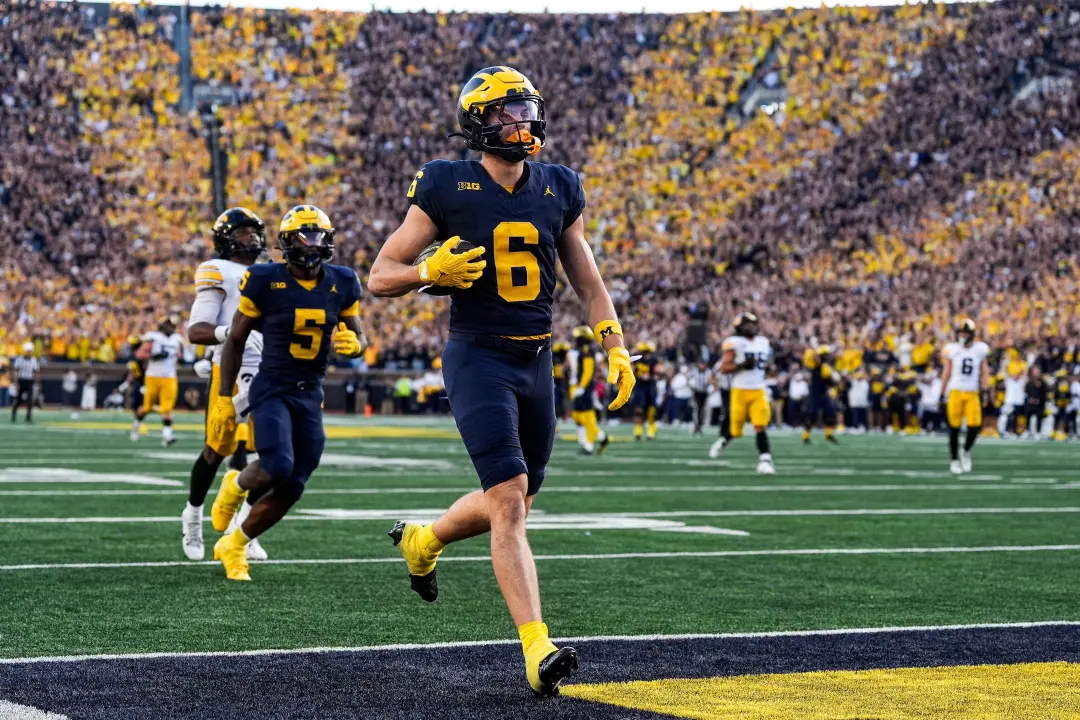 Michigan perdeu de 20 a 19 para a Iowa no Michigan Stadium. A defesa segurou os pontos nos três primeiros quartos, mas …
