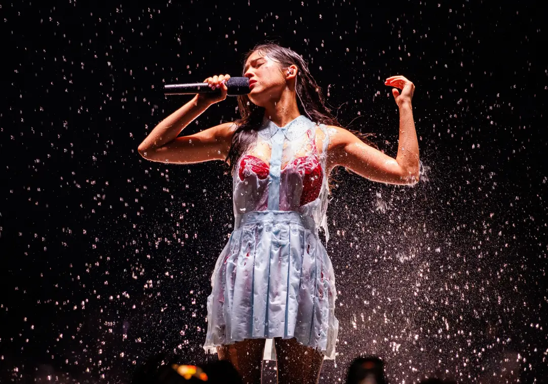 Olivia Rodrigo teve o vestido derretendo no palco durante o show na Connecticut. É frustrante ver como os figurinos de …