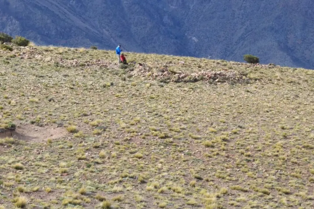 Mendoza, Argentina, revela um geoglifo inédito na Cordilheira dos Andes. Pesquisadores acreditam que o local era um cen…